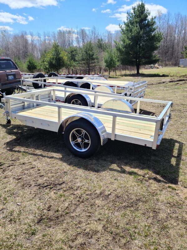 A trailer that is sitting in the grass.